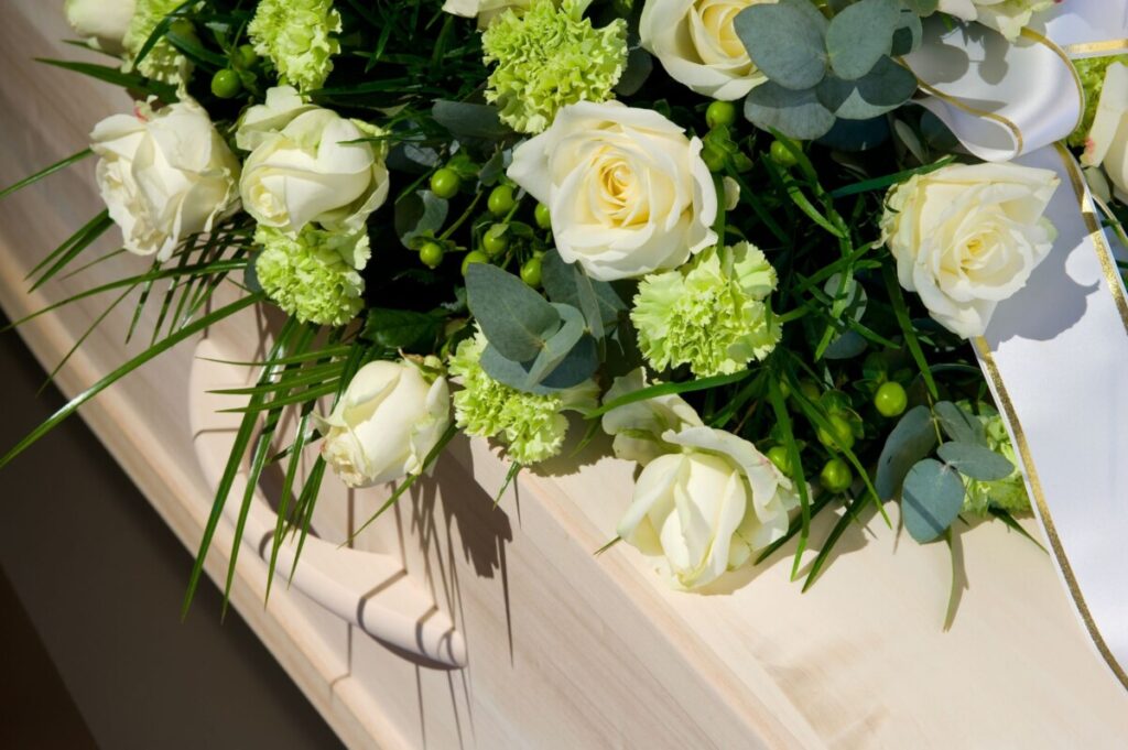 Kosten uitvaart bloemen op kist mare den haag